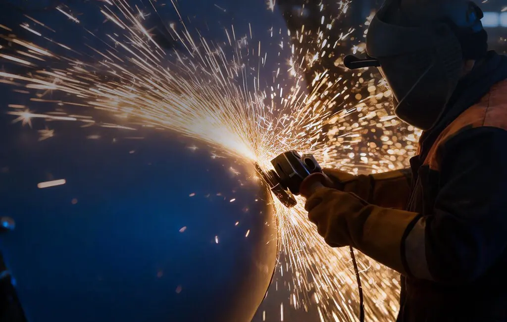 Forgia la luce dell'eccellenza, plasma il futuro della produzione intelligente