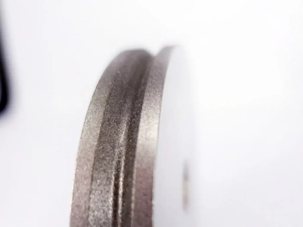 Come scegliere una mola per la lavorazione dei wafer a semiconduttore?