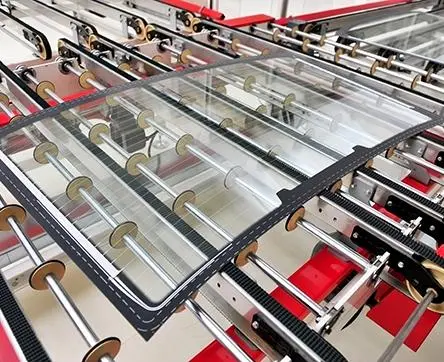 Come vengono utilizzate le mole nella lavorazione del vetro dei display dei veicoli?